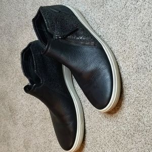 EUC Ecco Black Zipper Sneakers